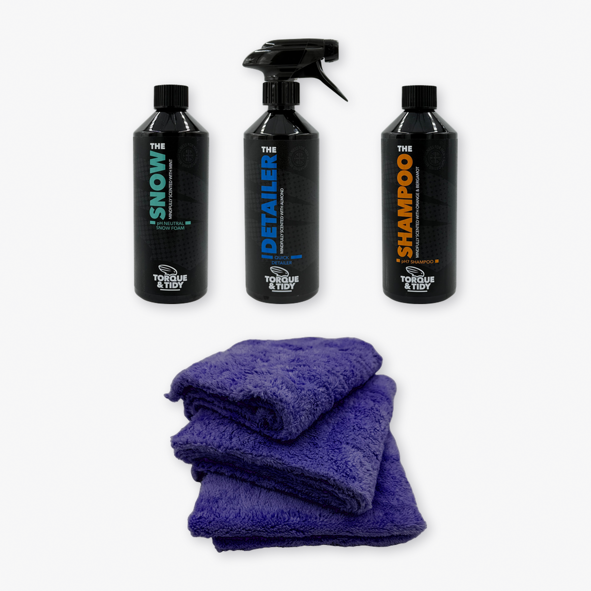 What's inside The Wash & Gloss Bundle: Snow, Detailer, Shampoo and Buff Cloths laid out